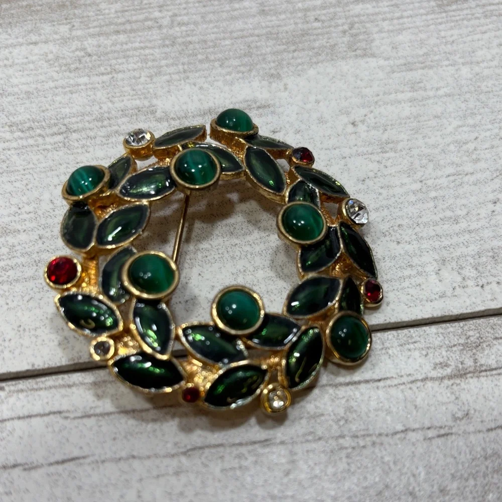 Christmas Wreath Pin Broach Green Enamel Red & Clear Rhinestones Gold Tone